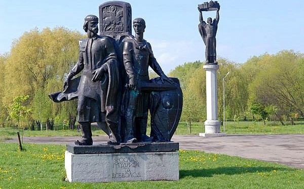 Памятник князьм во Владимире