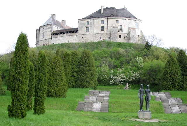 Парк со скульптурами в Олесском замке