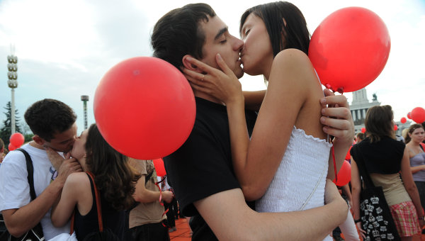 День поцелуев – самый романтичный праздник лета